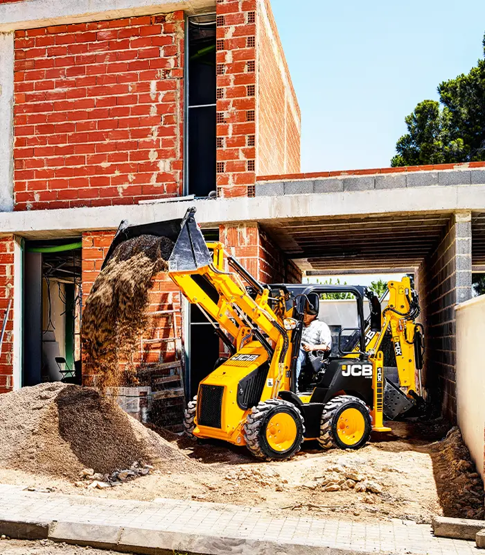 Tích hợp cụm gàu xúc lật phía trước và gàu đào rãnh phía sau, máy xúc đào liên hợp JCB 1CX thay thế hoàn toàn hai cỗ máy riêng biệt. Sự kết hợp này mang lại khả năng xử lý vật tư toàn diện từ xúc dọn xà bần đến đào mương đặt ống nước.