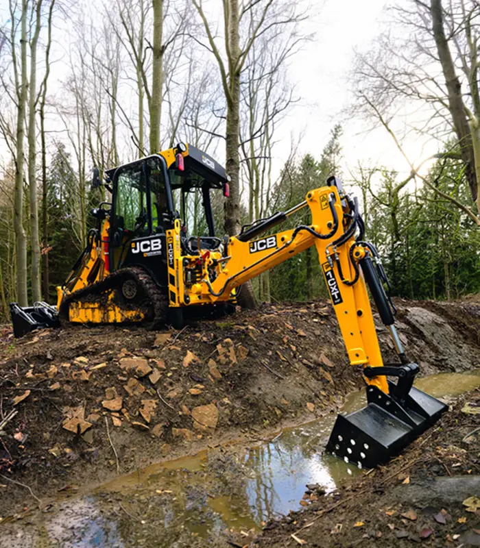 Vận hành với khối động cơ 49 HP bền bỉ, máy xúc đào liên hợp JCB 1CX cung cấp đủ sức mạnh cho hệ thống thủy lực mà vẫn tối ưu chi phí nhiên liệu. Khả năng tản nhiệt cực tốt giúp máy hoạt động ổn định trong các môi trường bí bách như tầng hầm.
