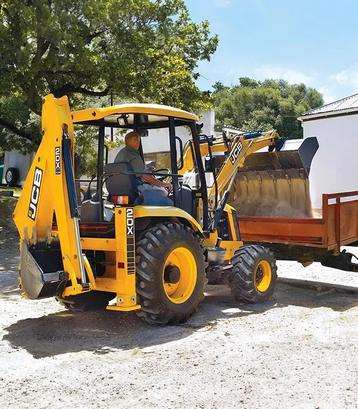 Khả năng khóa góc lái để di chuyển chéo giúp máy xúc liên hợp JCB 2CX vượt qua các địa hình khó nhằn. Tài xế lái máy có thể dễ dàng đưa gàu tiếp cận sát vỉa hè hoặc lách qua vật cản mà không cần chuyển hướng toàn bộ thân xe.