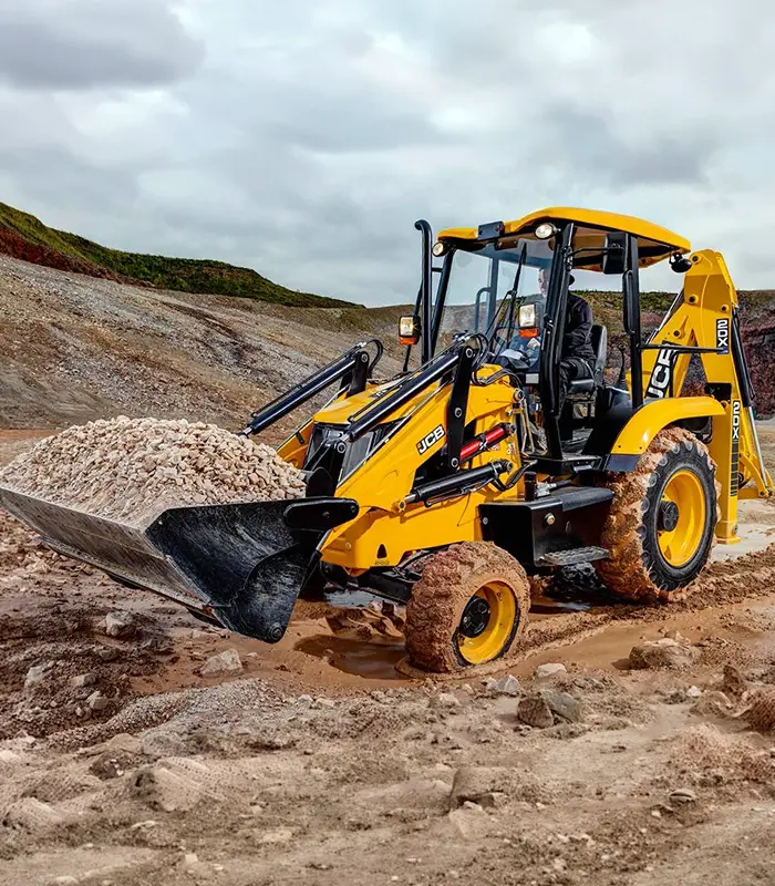 Với hệ thống dịch chuyển cần ngang (Side-shift), máy xúc liên hợp JCB 2CX có thể thực hiện các đường mương sát rạt tường nhà. Chiều sâu đào hơn 3 mét cùng lực đào tối đa mạnh mẽ giúp giải quyết gọn gàng các lớp đất đá cứng.