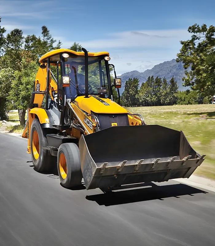 Điểm khác biệt lớn nhất của máy xúc liên hợp JCB 2CX là hệ thống lái 4 bánh toàn thời gian. Tính năng này mang lại bán kính quay vòng cực hẹp, giúp tài xế lái máy luồn lách dễ dàng tại các công trường đô thị chật hẹp nhất.