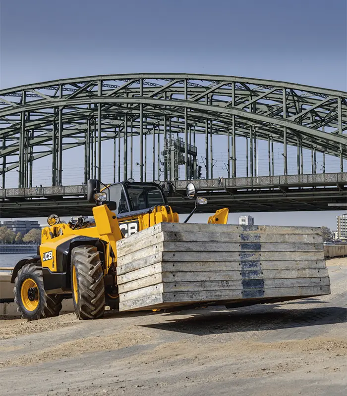 Thay vì phải thuê nhiều thiết bị, xe nâng xúc đa năng JCB 540-170 là giải pháp "3 trong 1". Cỗ máy vừa có sức bốc xúc của xe lật, vừa có tầm vươn của cần cẩu và khả năng nâng hạ pallet linh hoạt của xe nâng hàng.
